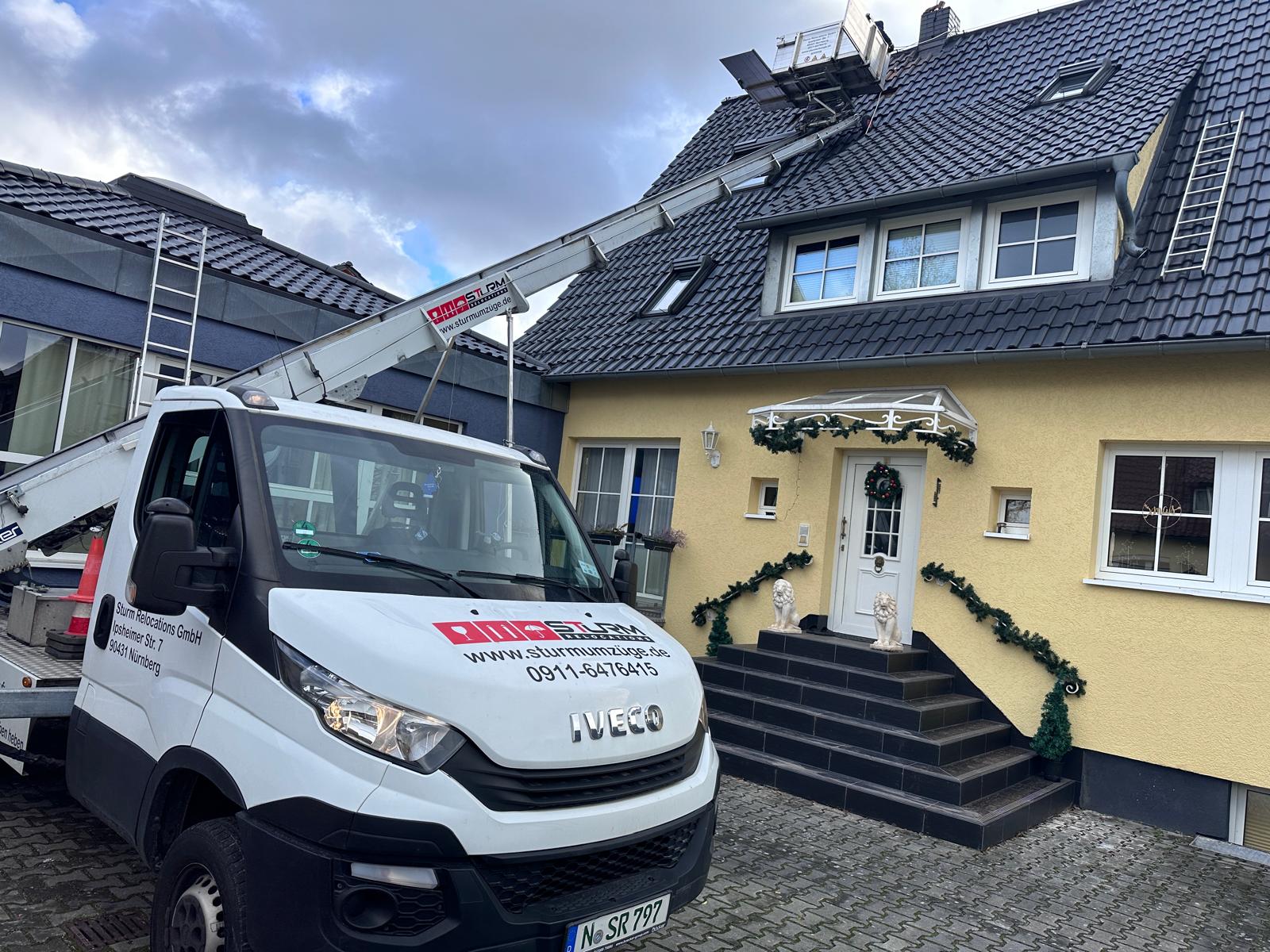 Mitarbeiter beim Transport von Möbeln und Kartons beim Umzug in Nürnberg