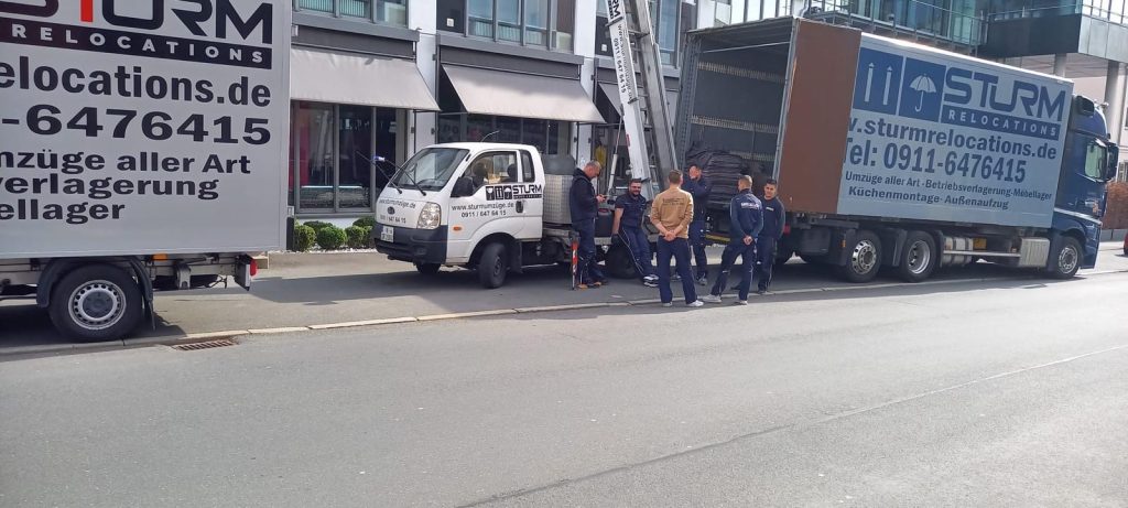 Eingespieltes Team bei der Beladung für einen Fernumzug ab Nürnberg